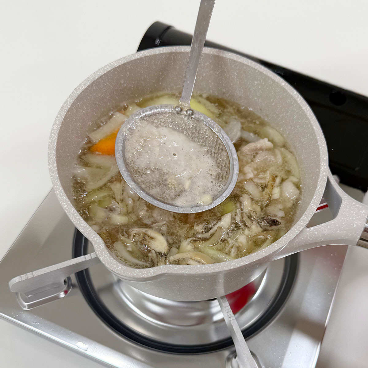 フライパンで炒めてから鍋に移してもOK